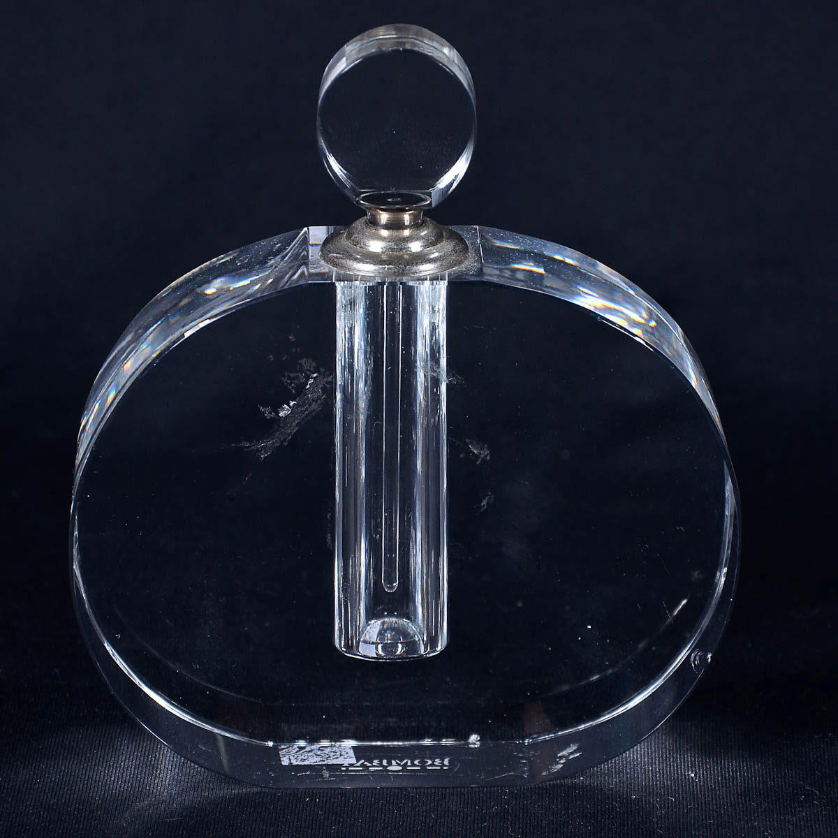 Perfumeiro em grosso e pesado cristal, provavelmente indiano. Bocal...