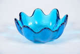 Bowl em vidro prensado de murano, na coloração ... - Bowl em vidro prensado de murano, na coloração safira. Borda ondeada e exterior texturizado. Larg.14 cm - alt. 6 cm.