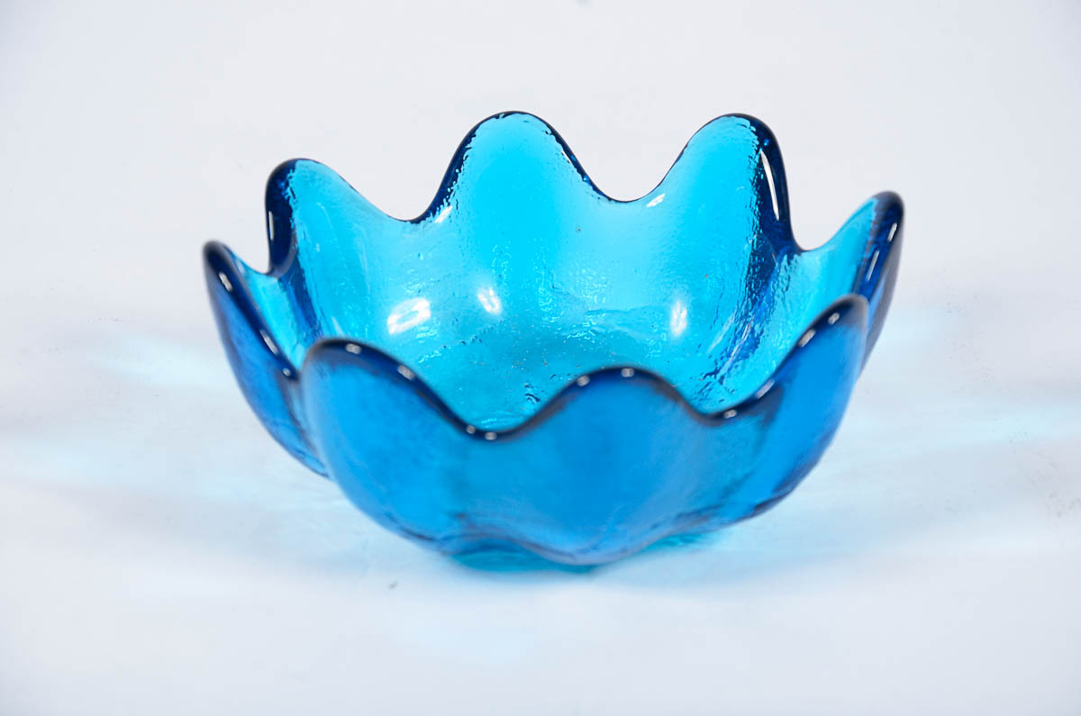 Bowl em vidro prensado de murano, na coloração safira. Borda ondeada...