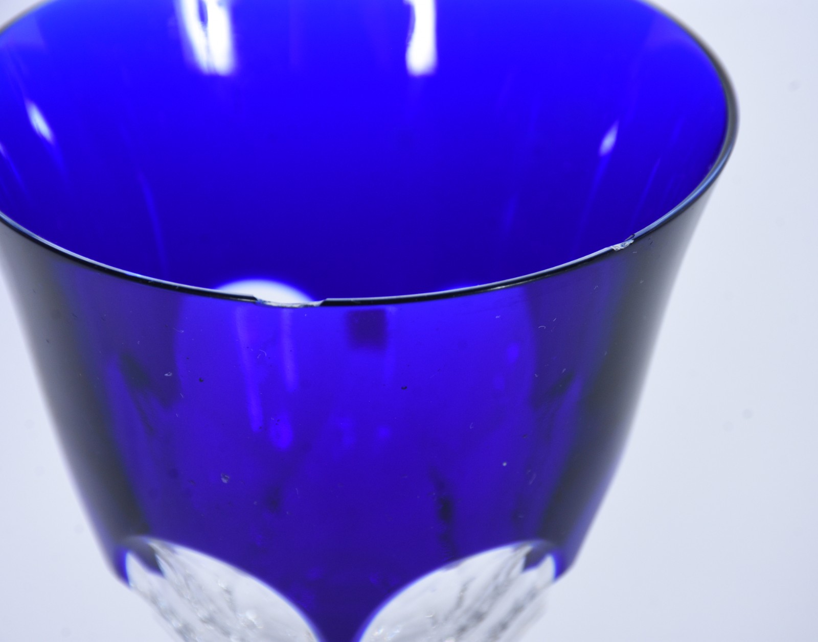 Cinco cálices para vinho de cristal doublé azul lapidado. Mínimos... - foto 5 de 7