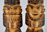 Par de figuras esculpidas em madeira. Alt. 29 cm. - Par de figuras esculpidas em madeira. Alt. 29 cm.