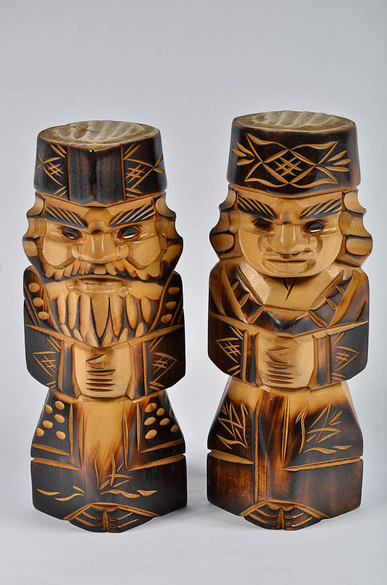 Par de figuras esculpidas em madeira. Alt. 29 cm.