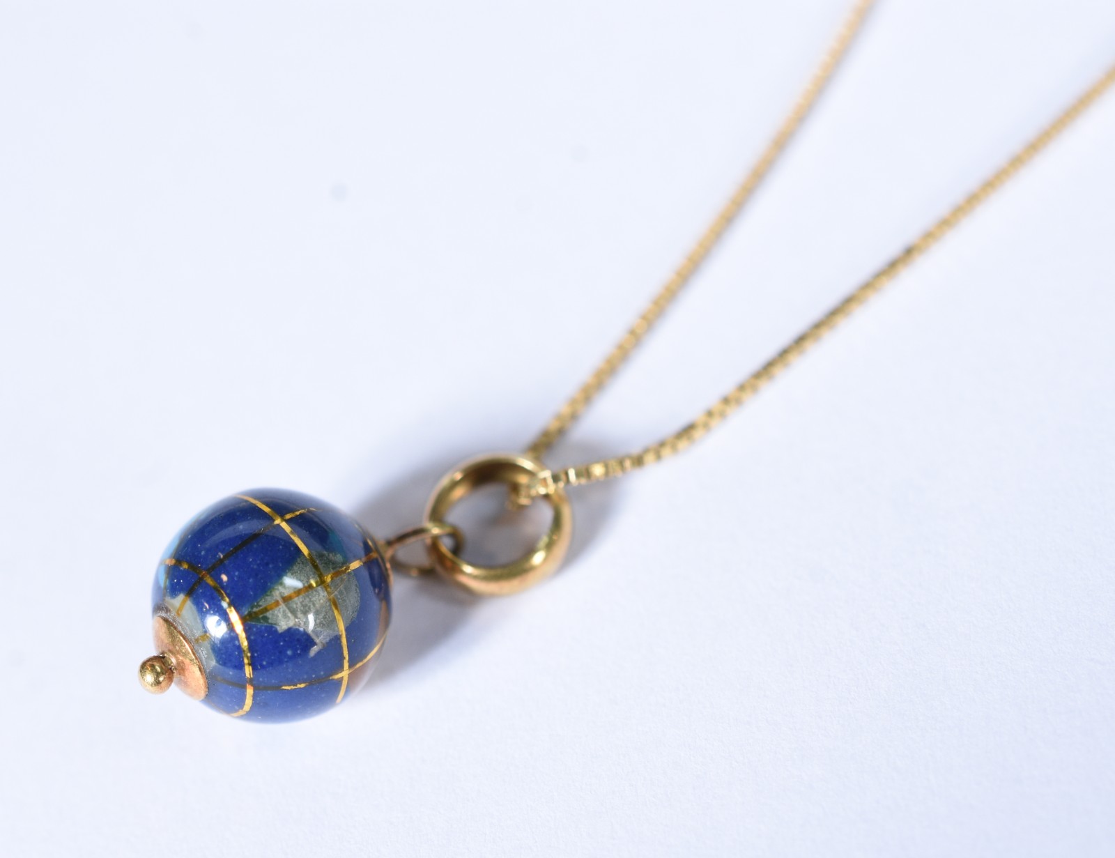 Colar de ouro 18 k contraste 750, pingente na forma de globo (Por... - foto 1 de 7