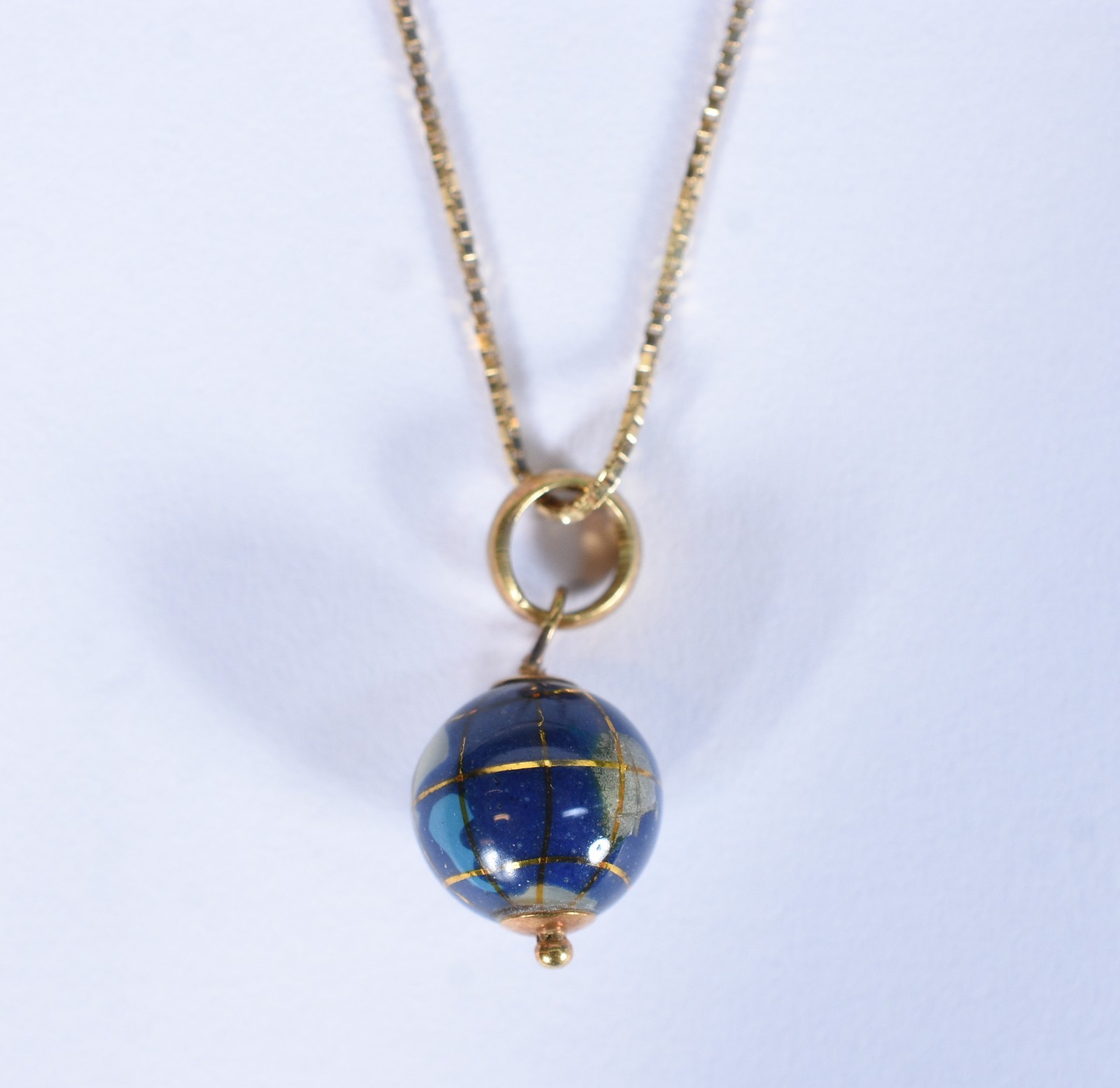 Colar de ouro 18 k contraste 750, pingente na forma de globo (Por... - foto 2 de 7