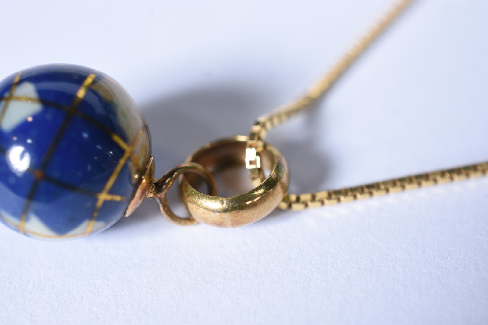 Colar de ouro 18 k contraste 750, pingente na forma de globo (Por... - foto 4 de 7