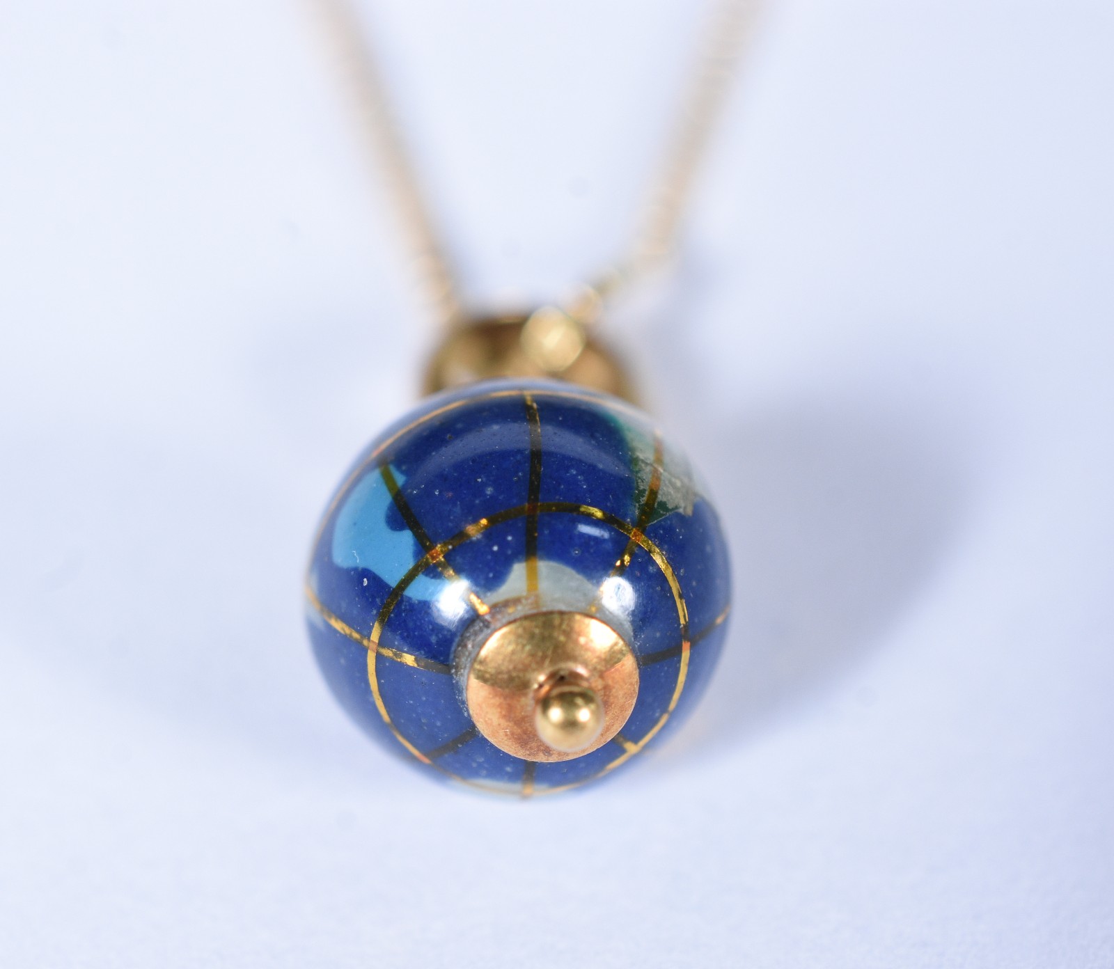 Colar de ouro 18 k contraste 750, pingente na forma de globo (Por... - foto 5 de 7