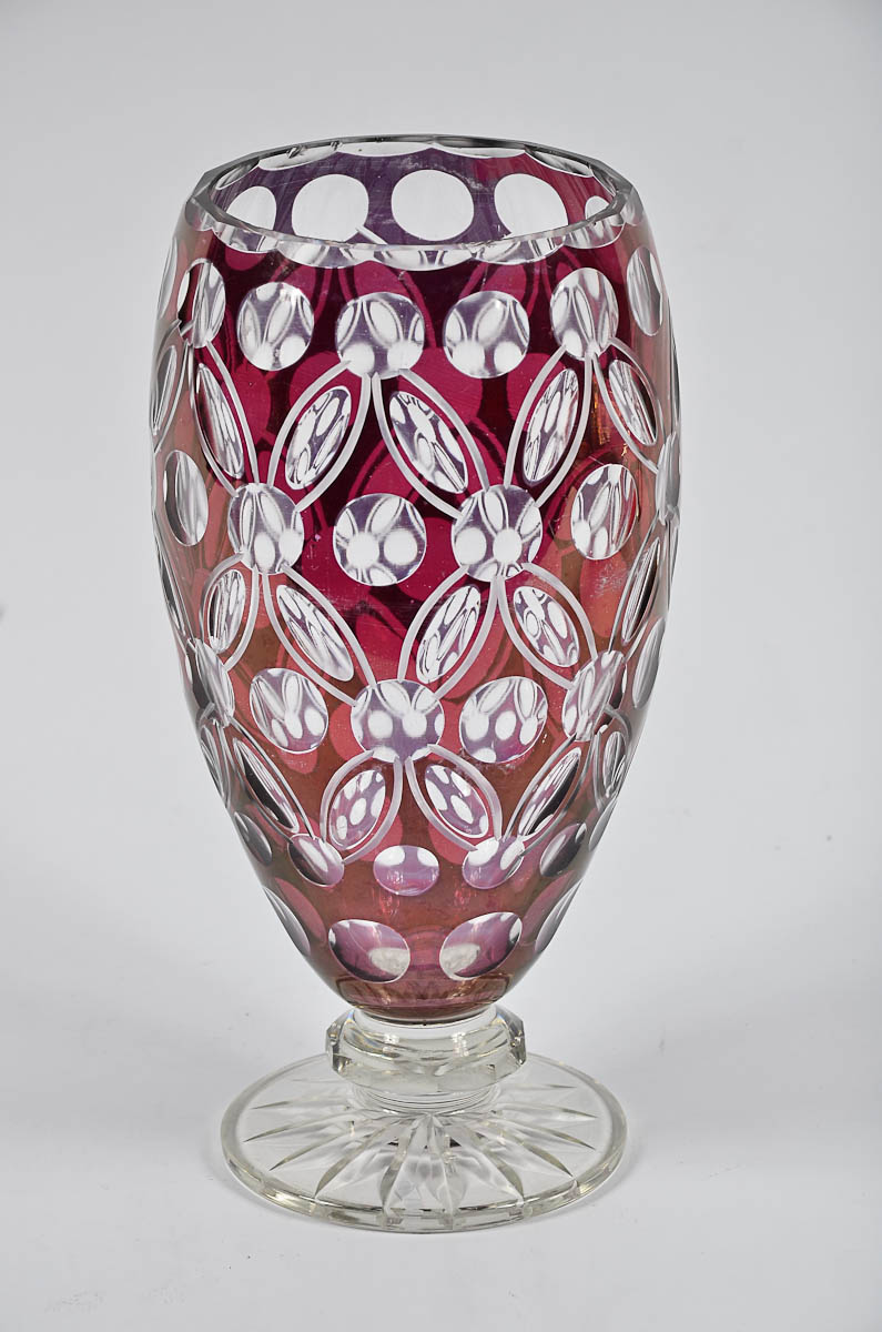 Vaso de cristal doublé rubi lapidado em feitio de flores. Alt. 30 cm.