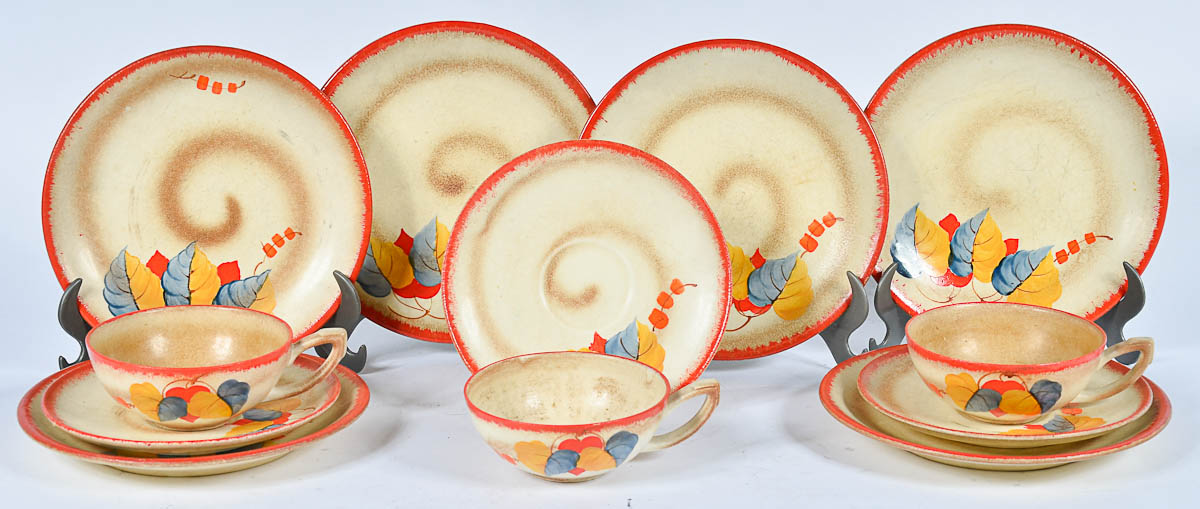 Seis xícaras de chá c/ pires e 6 pratinhos de porcelana tcheca...