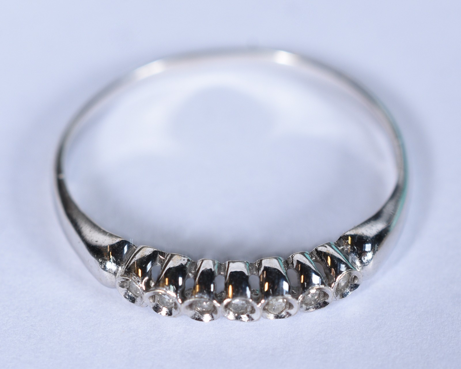 Anel de ouro branco com 7 brilhantes, aro 20 (Por motivos de... - foto 2 de 8