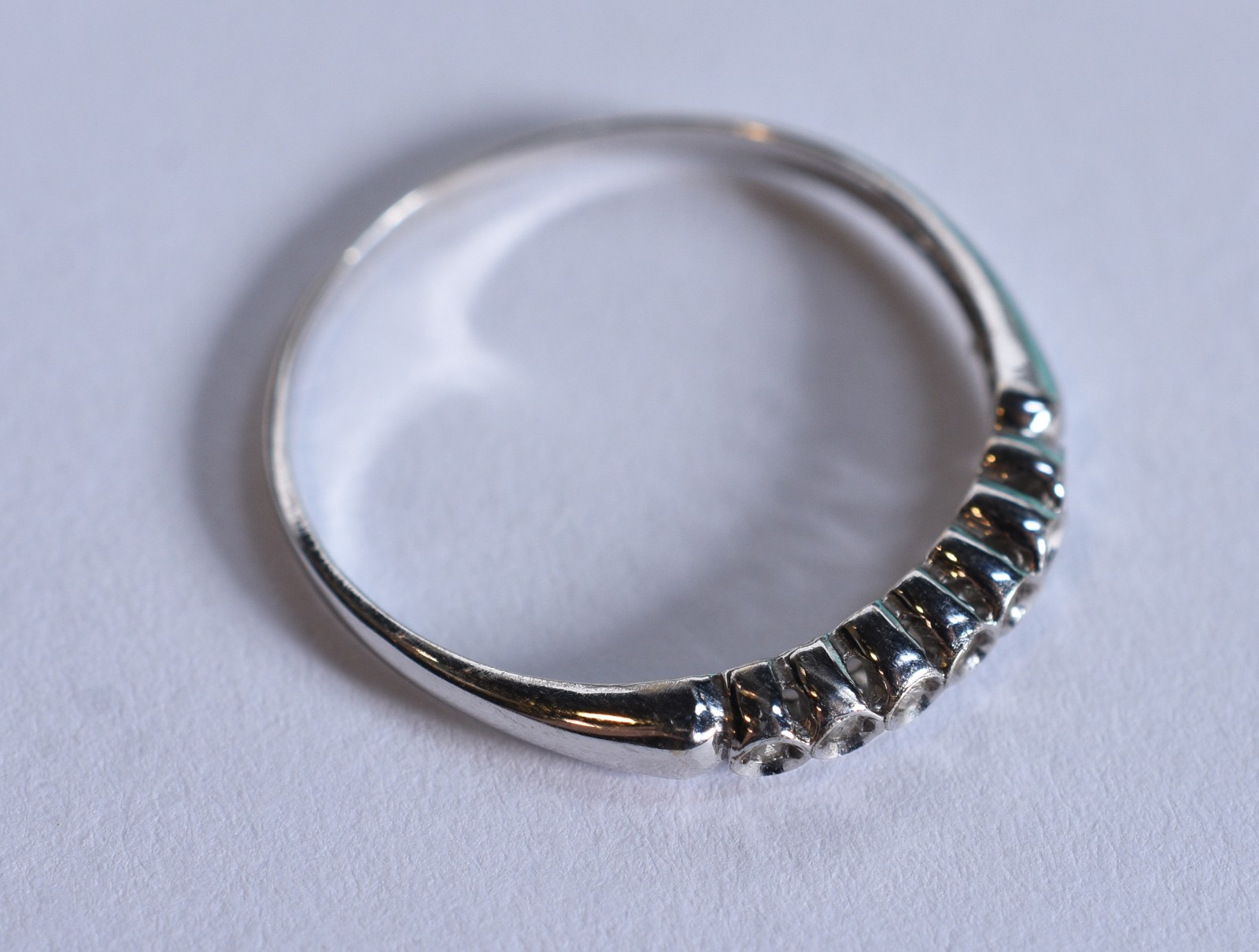 Anel de ouro branco com 7 brilhantes, aro 20 (Por motivos de... - foto 7 de 8