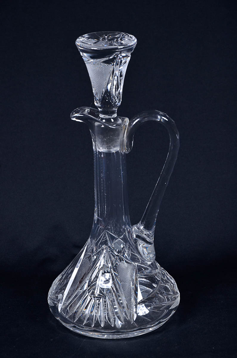 Garrafa com alça de cristal tcheco lapidado.Alt. 34 cm.