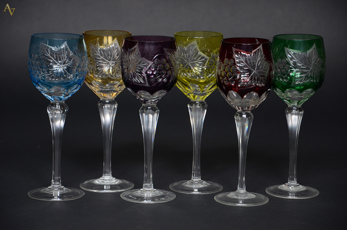 Seis cálices para vinho, de cristal double lapidado em diversas cores.