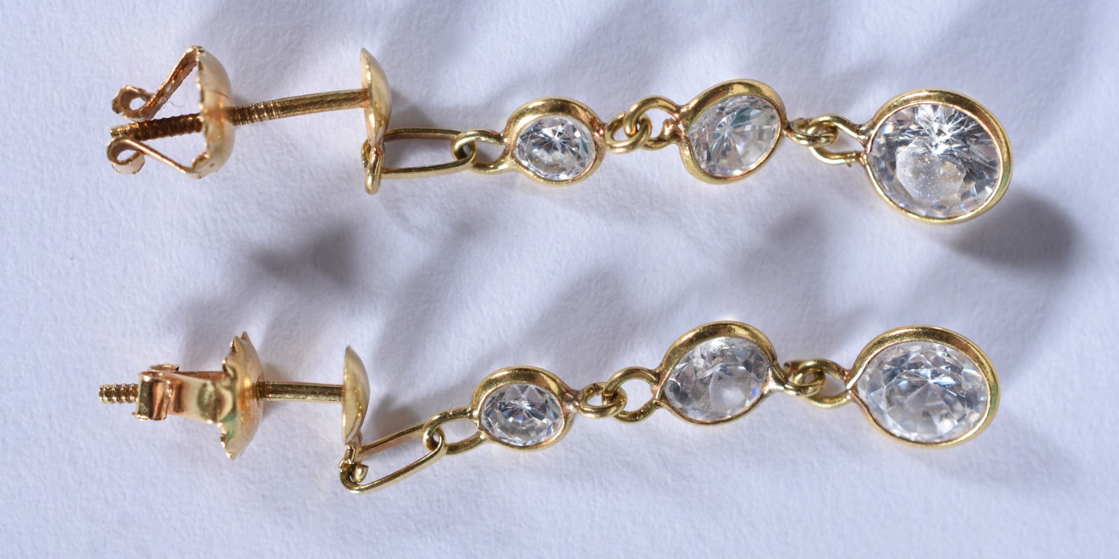 Par de brincos de ouro 18 k, contraste 750 na forma de pendentes com... - foto 2 de 4