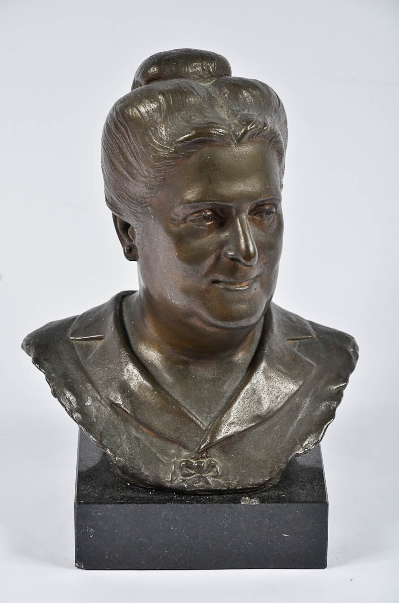 Busto de bronze representando figura feminina - assinado. Alt 26 cm...