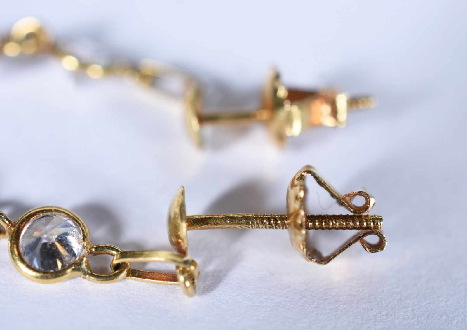 Par de brincos de ouro 18 k, contraste 750 na forma de pendentes com... - foto 4 de 4