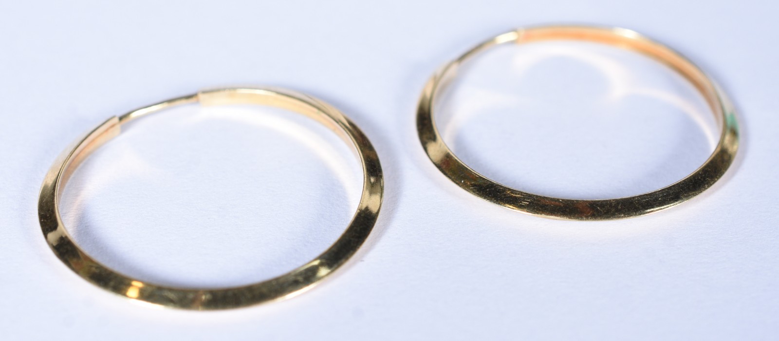 Par de brincos na forma de argola de ouro 18 k, contraste 750 (Por... - foto 1 de 5