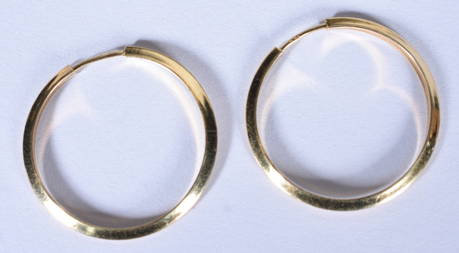 Par de brincos na forma de argola de ouro 18 k, contraste 750 (Por... - foto 2 de 5