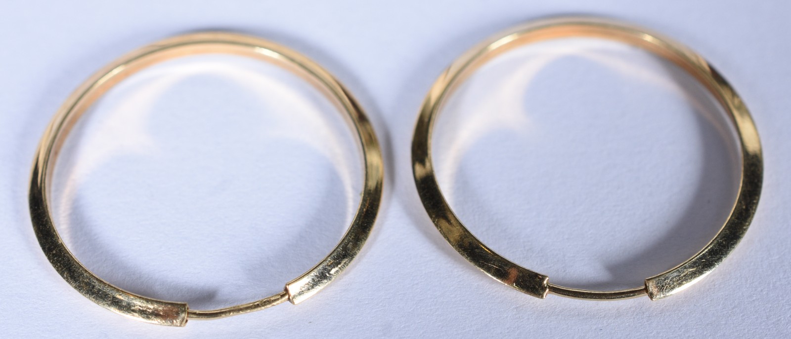 Par de brincos na forma de argola de ouro 18 k, contraste 750 (Por... - foto 3 de 5