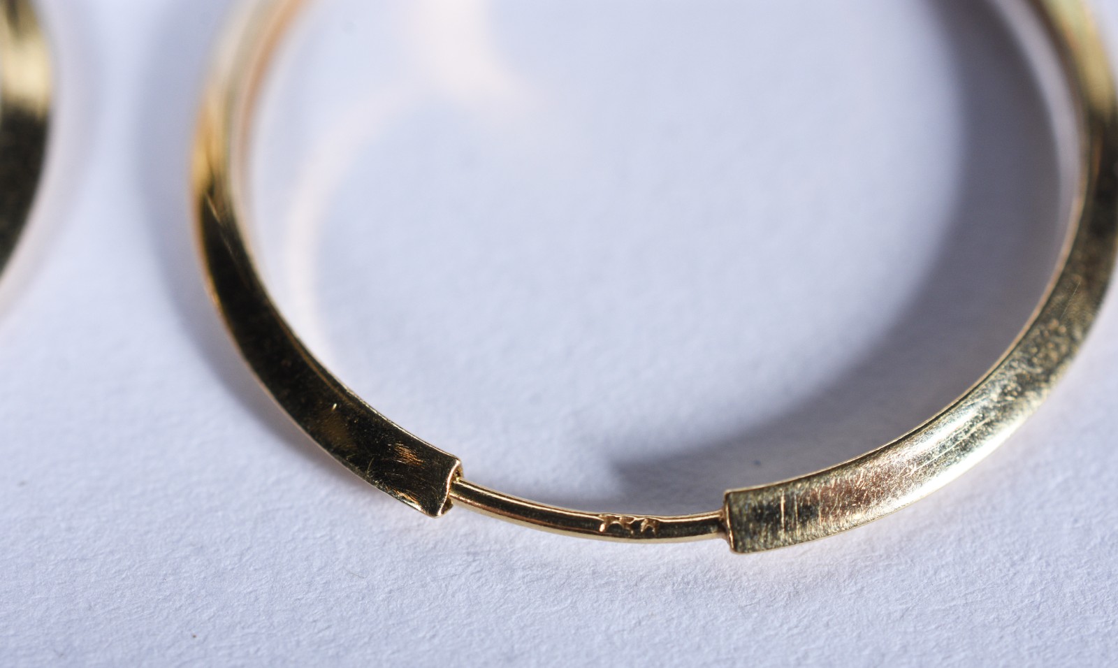 Par de brincos na forma de argola de ouro 18 k, contraste 750 (Por... - foto 4 de 5