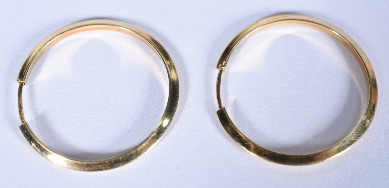 Par de brincos na forma de argola de ouro 18 k, contraste 750 (Por... - foto 5 de 5