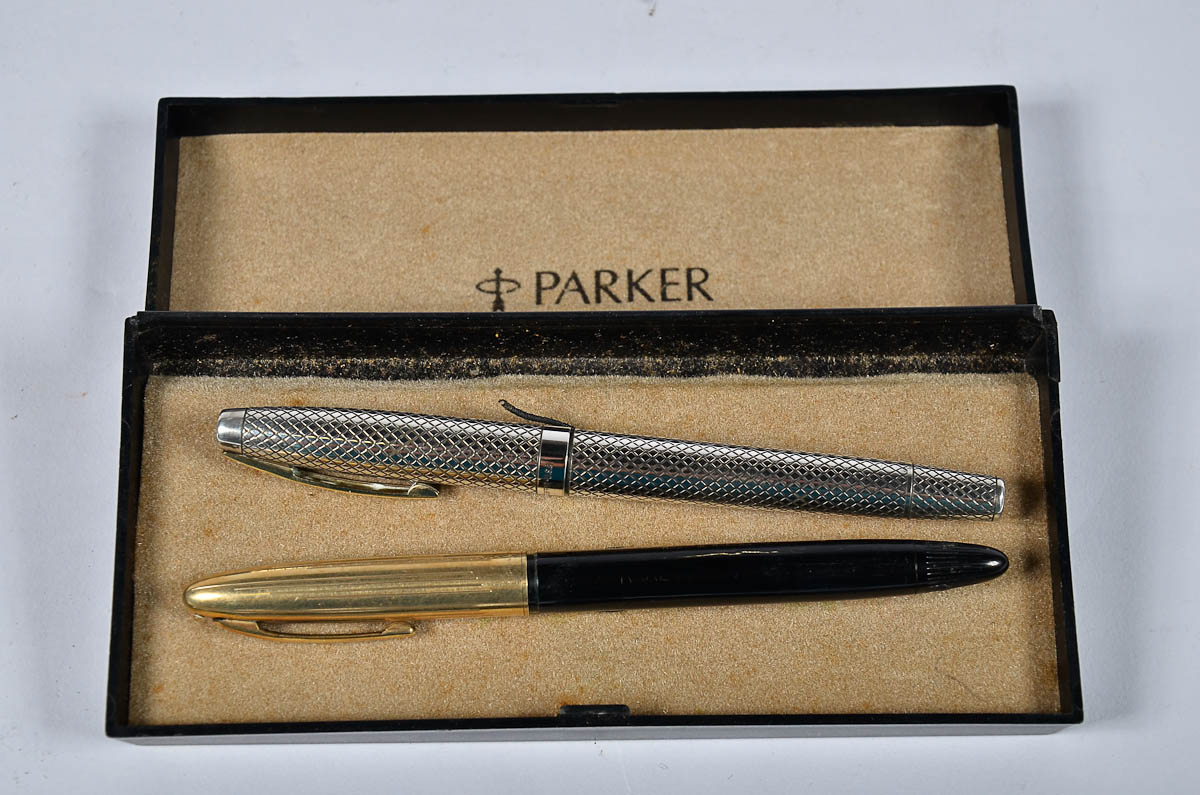 Duas canetas Sheaffer, sendo 1 de prata Sterling.(estojo adaptado)