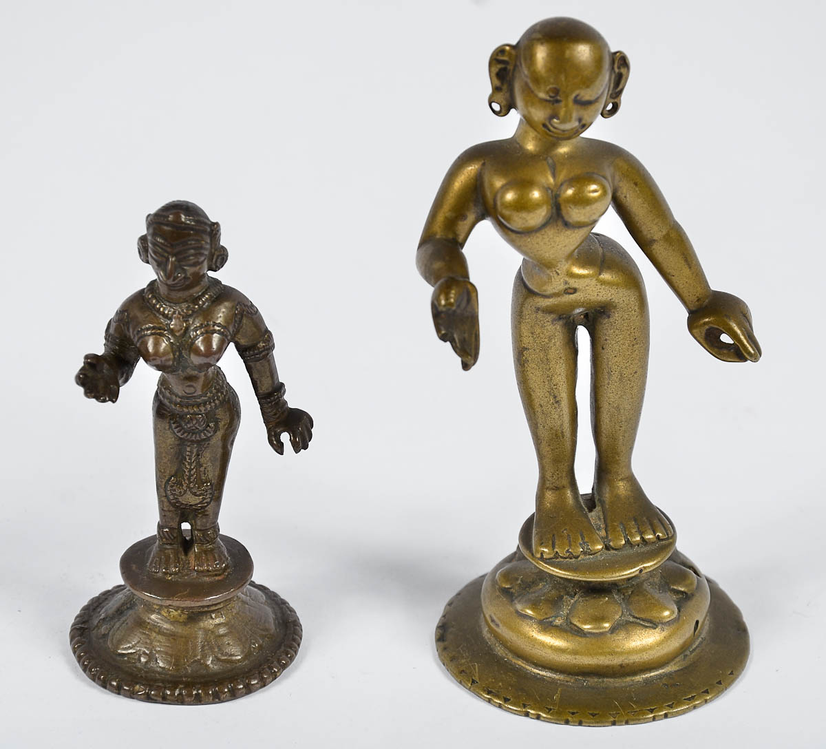 Duas divindades em bronze, representando figura feminina. Alts. 9 e...