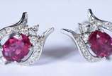 Par de brincos de ouro branco cravejado com bri... - Par de brincos de ouro branco cravejado com brilhantes e pedras vermelhas (Por motivos de segurança a peça não se encontra na loja)