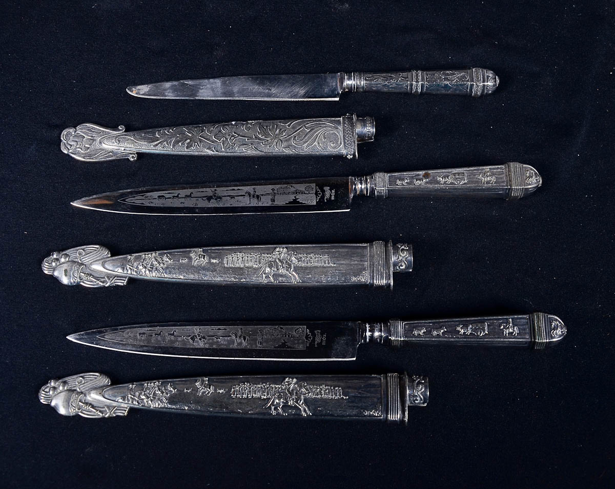 Conjunto de três facas gaúchas de metal prateado com bainhas...