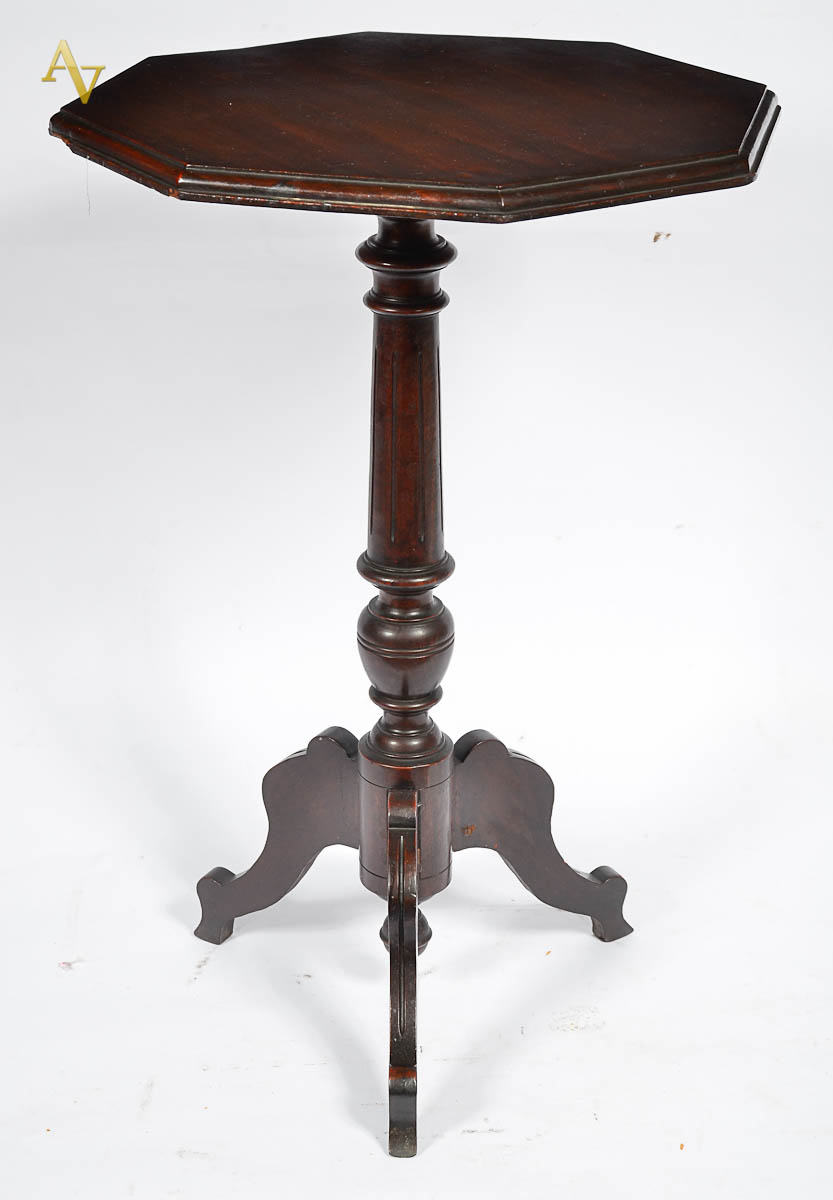 Mesa auxiliar de madeira nobre feitio oitavado. Med. 49 x 49 - alt...