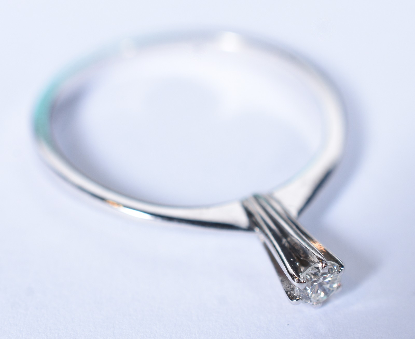 Solitário de ouro branco com um brilhante de aproximadamente 0,10 ct... - foto 1 de 5
