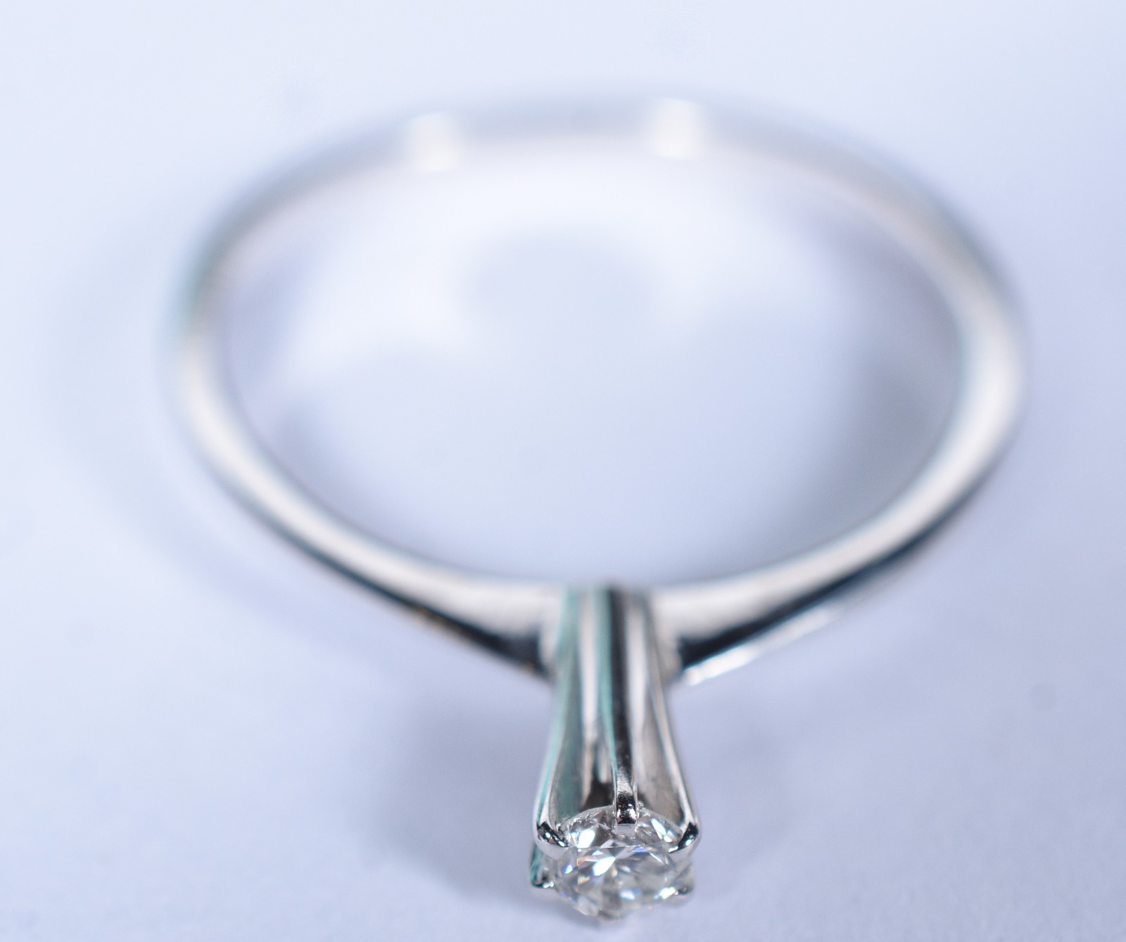 Solitário de ouro branco com um brilhante de aproximadamente 0,10 ct... - foto 2 de 5