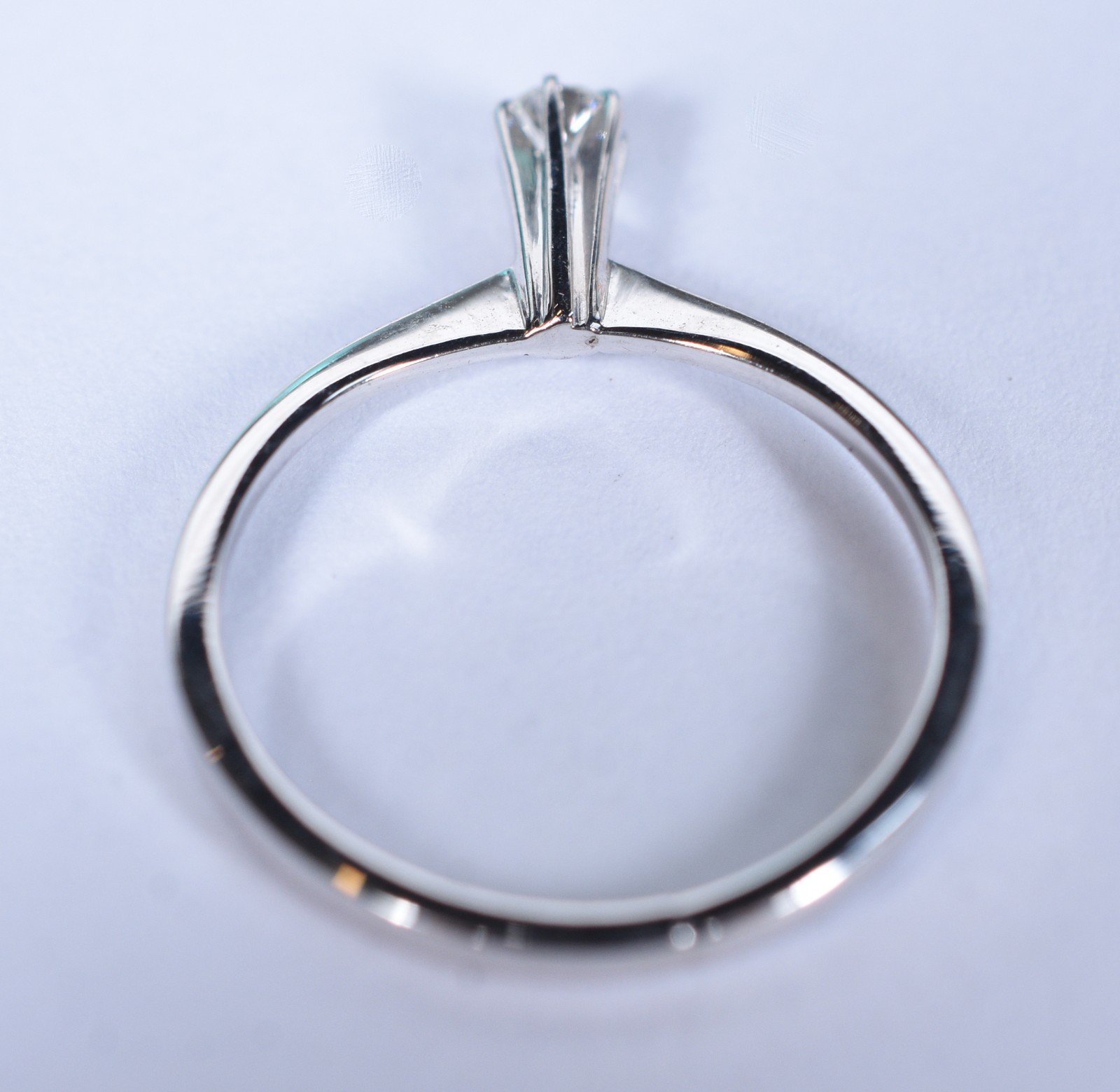 Solitário de ouro branco com um brilhante de aproximadamente 0,10 ct... - foto 4 de 5