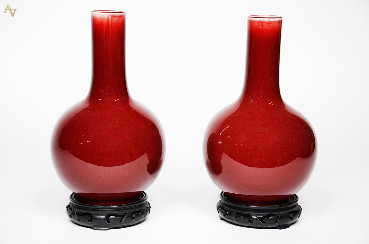 Par de vasos de porcelana oriental sangue de boi. Altura 32,5 cm.