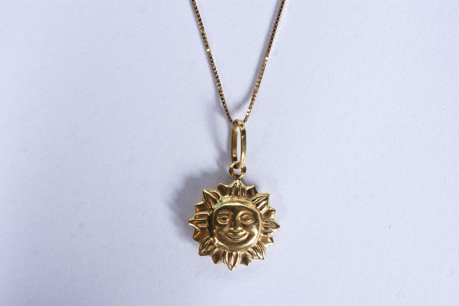 Colar de ouro 18 k, contraste 750 com pingente na forma de sol (Por... - foto 1 de 4