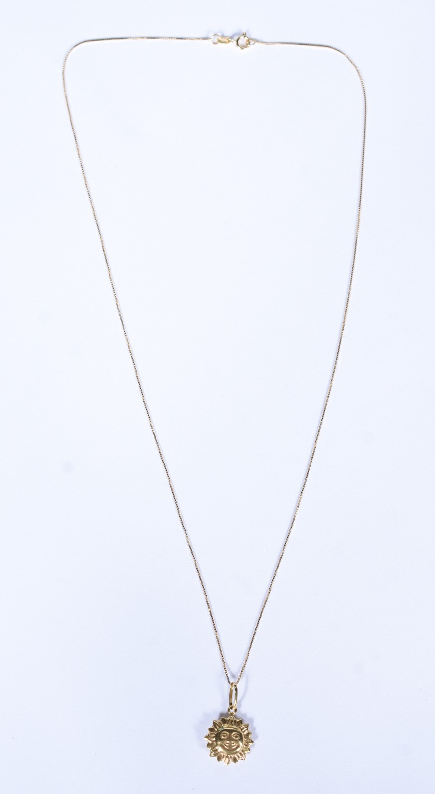 Colar de ouro 18 k, contraste 750 com pingente na forma de sol (Por... - foto 2 de 4