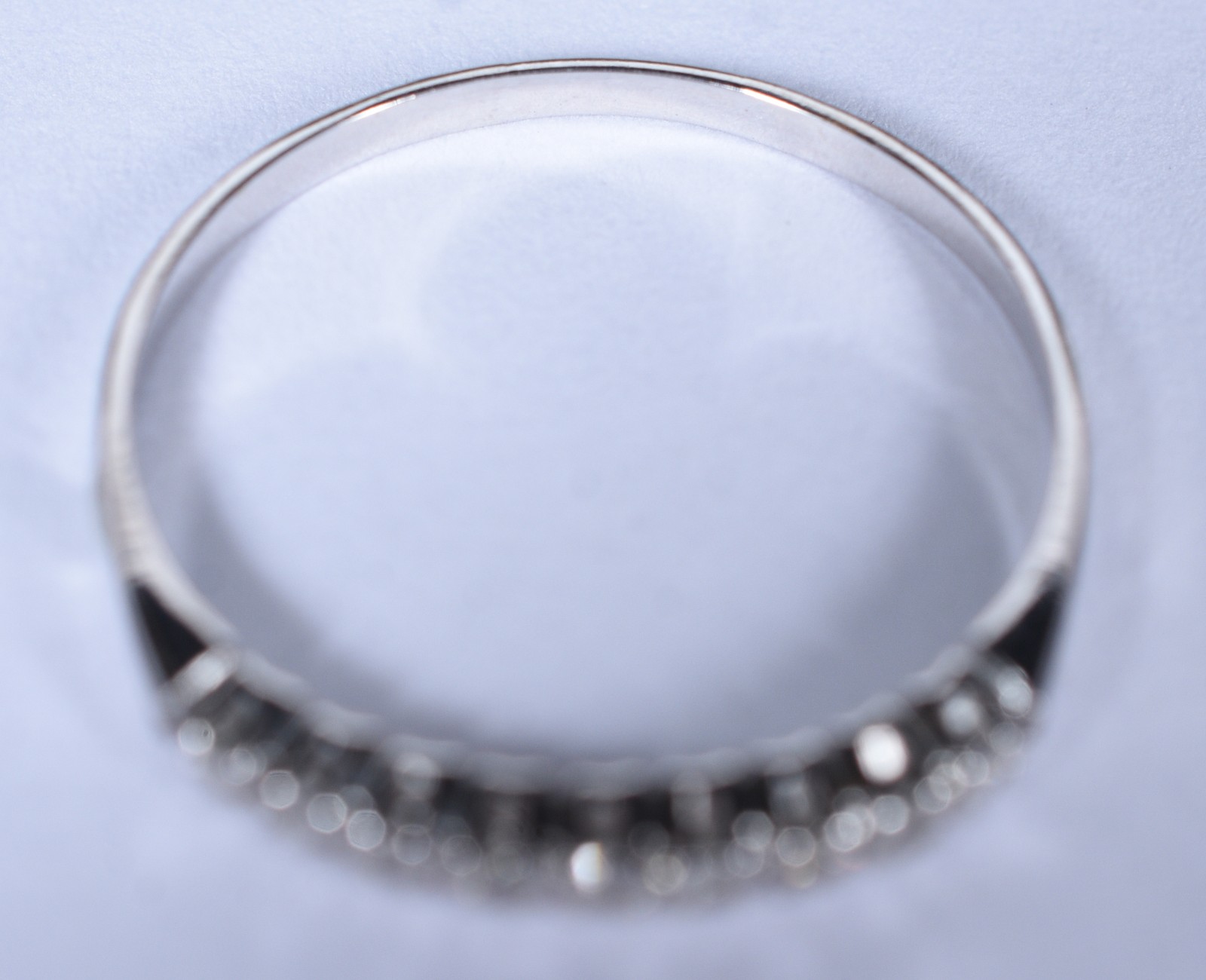 Meia aliança de ouro branco com 9 brilhantes de 0,02 ct, aro 21 (Por... - foto 3 de 6