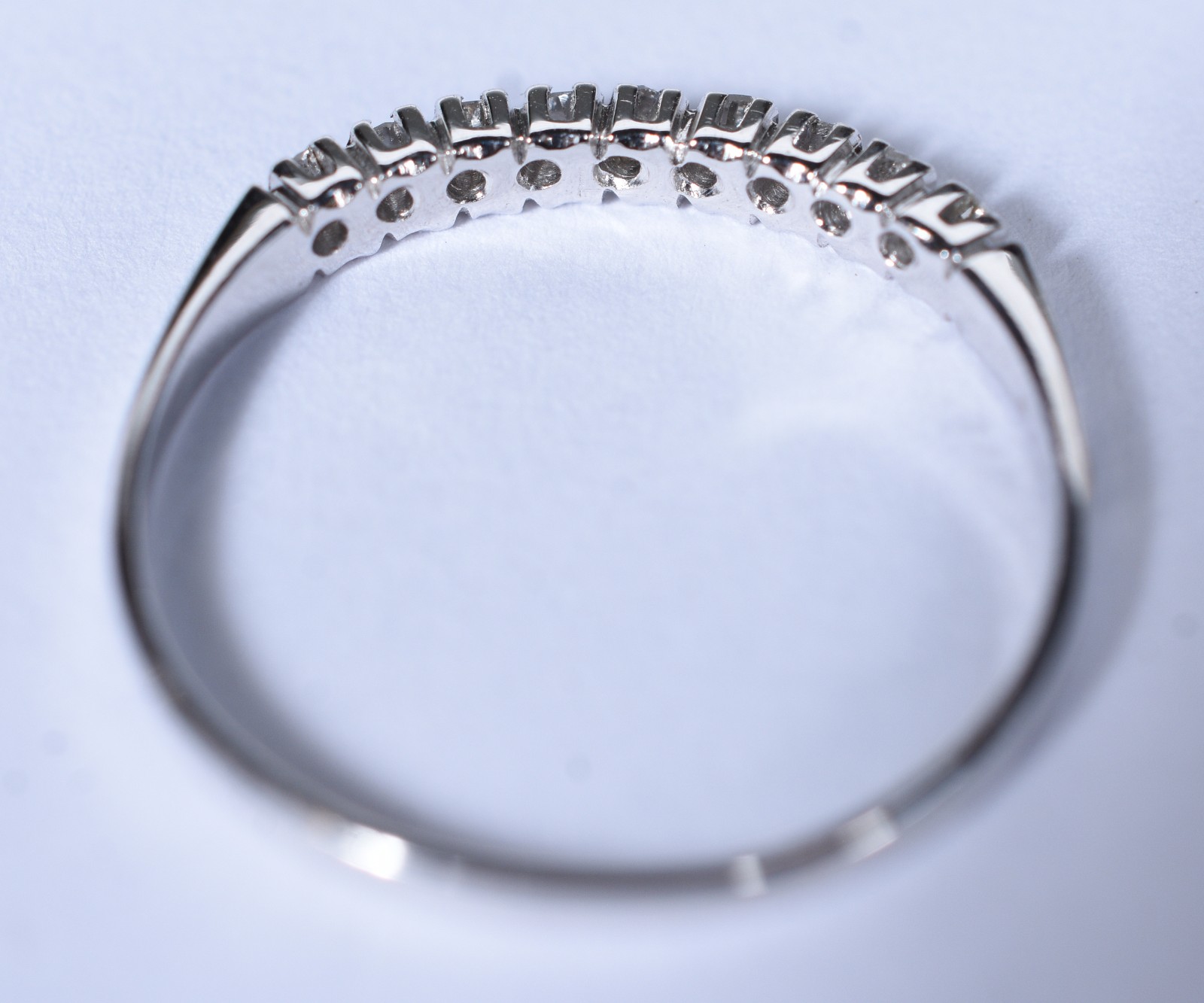 Meia aliança de ouro branco com 9 brilhantes de 0,02 ct, aro 21 (Por... - foto 5 de 6