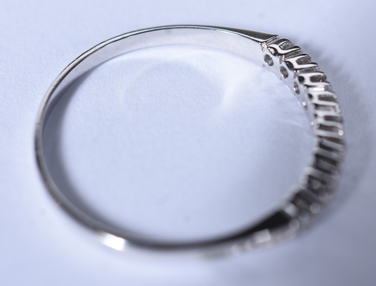 Meia aliança de ouro branco com 9 brilhantes de 0,02 ct, aro 21 (Por... - foto 6 de 6