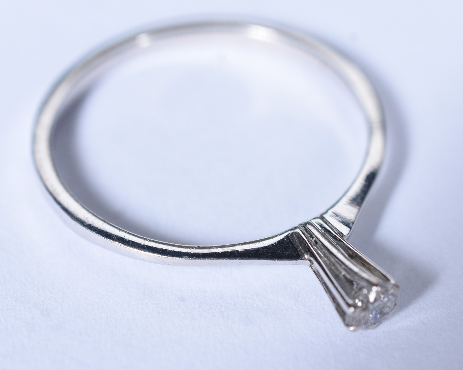 Solitário de ouro branco baixo com um brilhante de 0,10 ct, aro 21... - foto 1 de 7