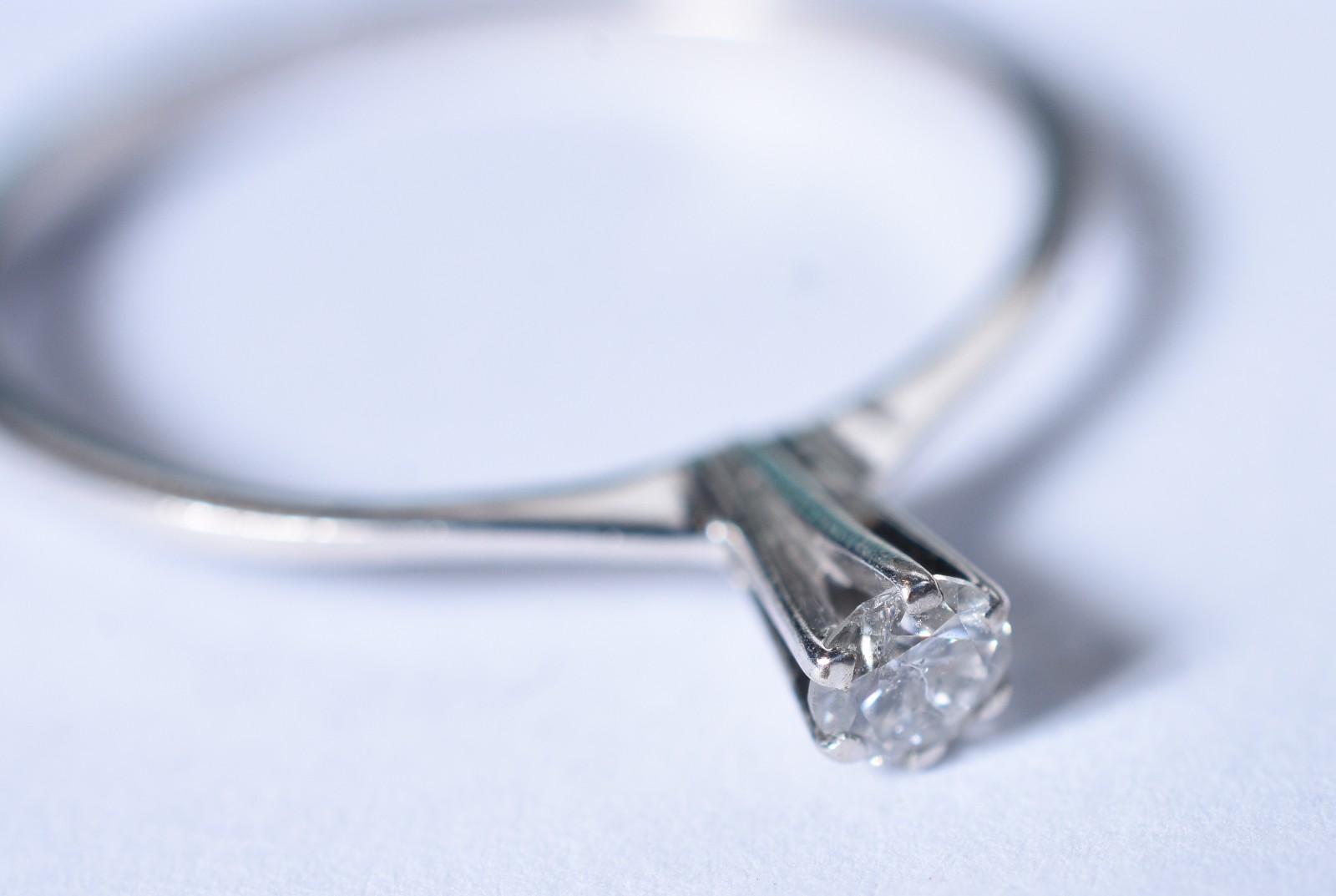 Solitário de ouro branco baixo com um brilhante de 0,10 ct, aro 21... - foto 2 de 7
