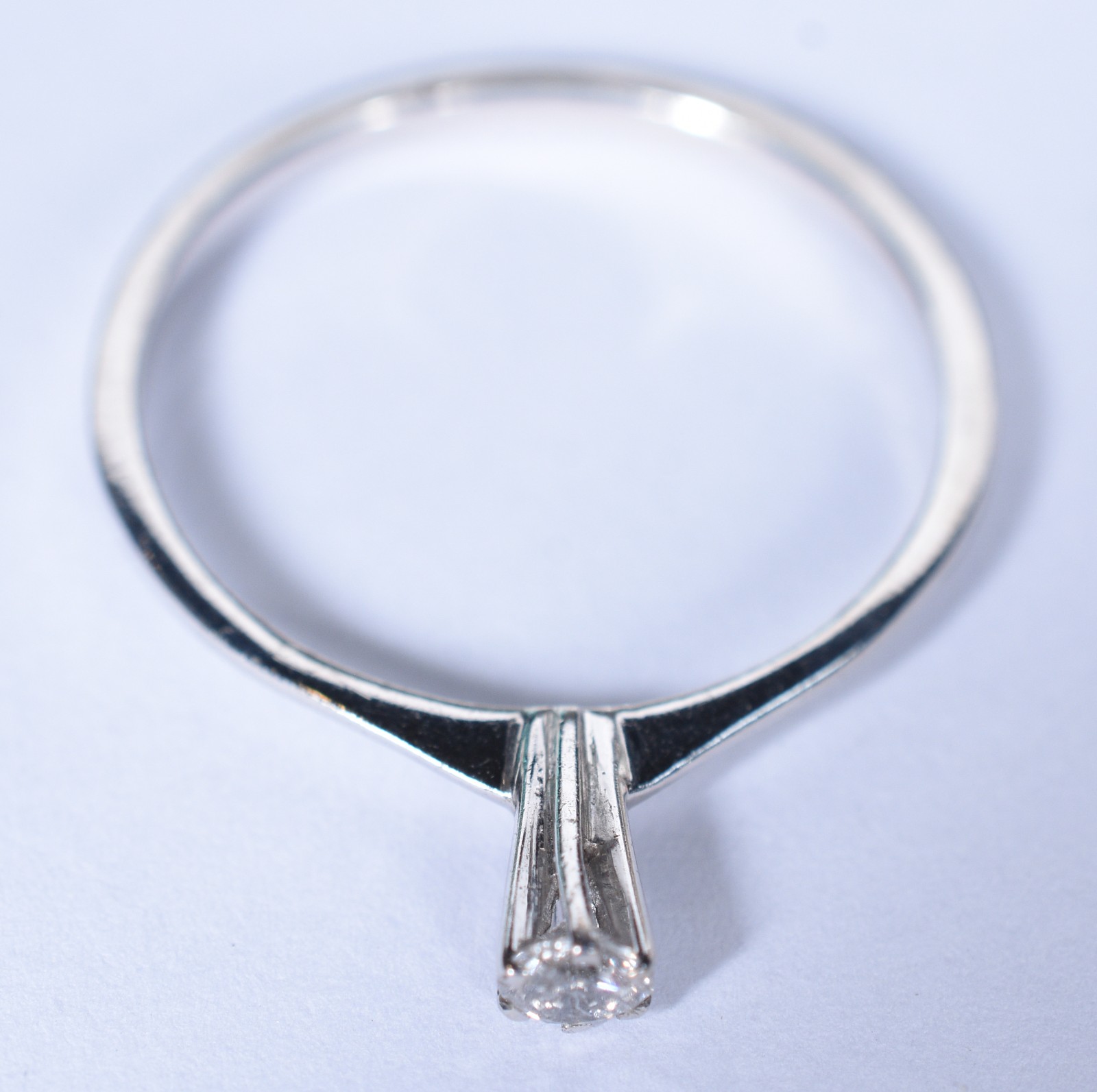 Solitário de ouro branco baixo com um brilhante de 0,10 ct, aro 21... - foto 3 de 7