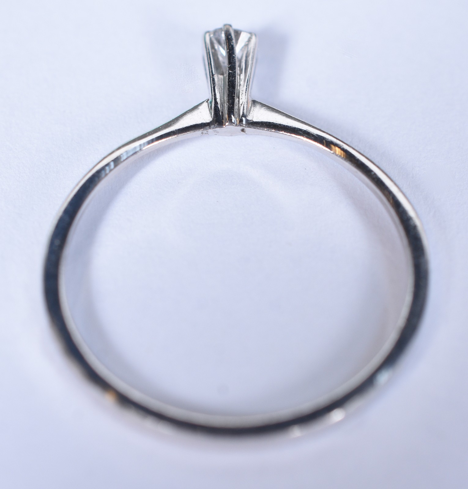 Solitário de ouro branco baixo com um brilhante de 0,10 ct, aro 21... - foto 4 de 7