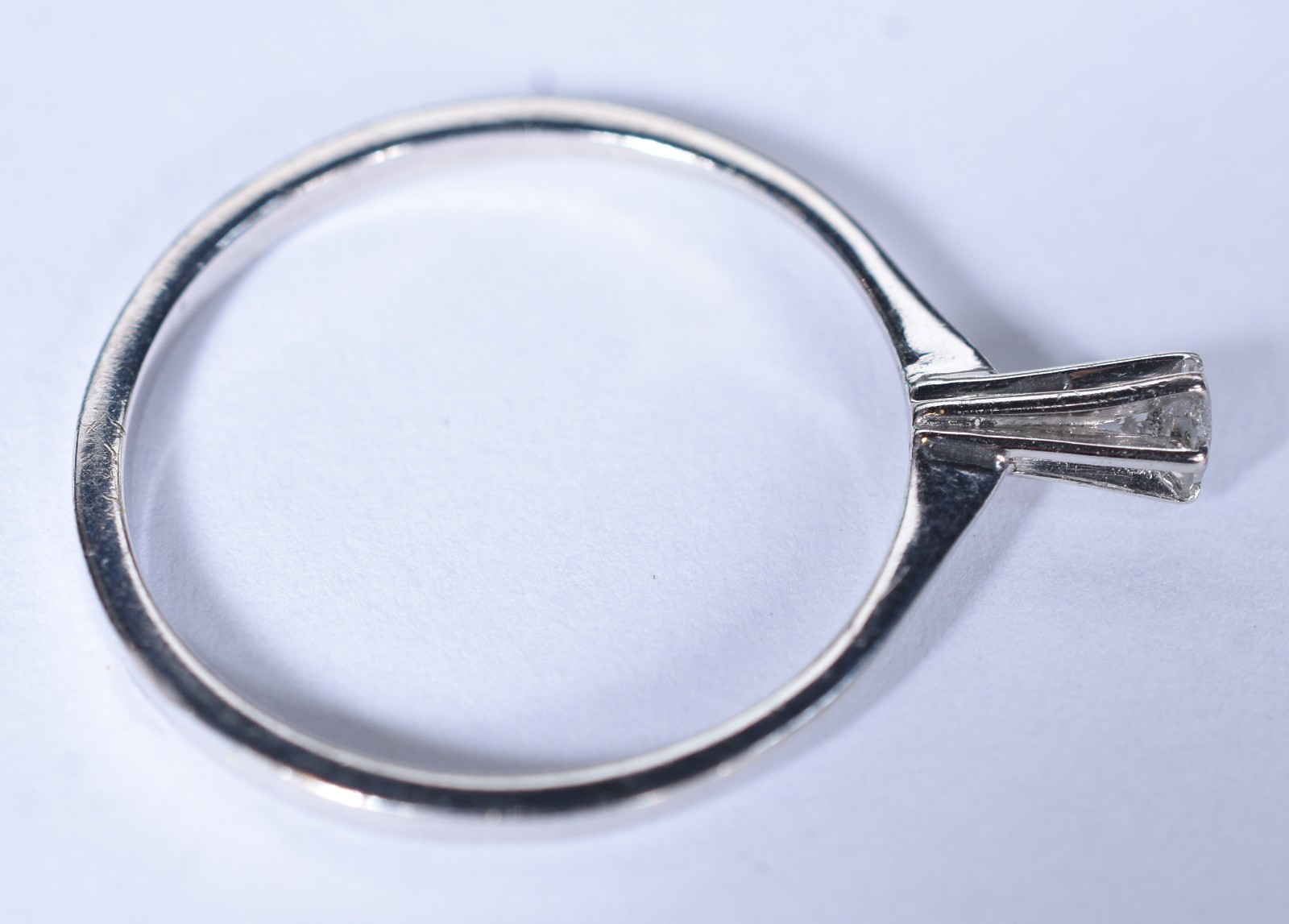 Solitário de ouro branco baixo com um brilhante de 0,10 ct, aro 21... - foto 5 de 7