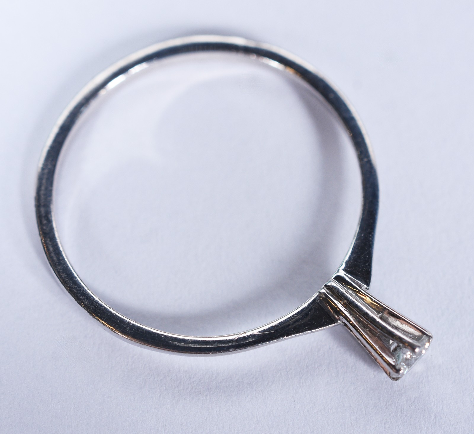 Solitário de ouro branco baixo com um brilhante de 0,10 ct, aro 21... - foto 6 de 7