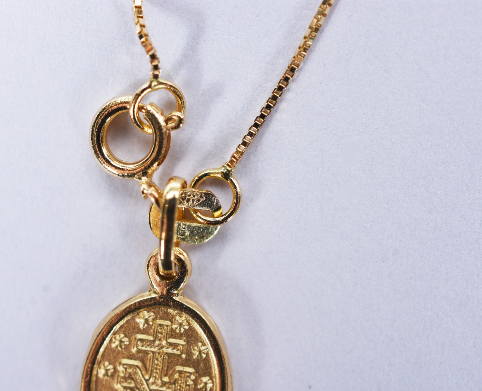 Colar de ouro 18 k, contraste 750 com pingente Sacro (Por motivos de... - foto 2 de 7