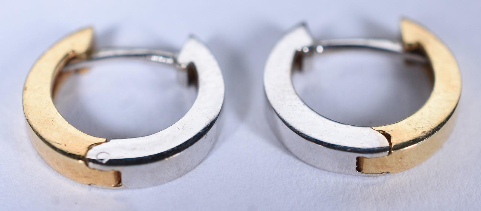 Par de brincos argolas de ouro 18 k e ouro branco (Por motivos de... - foto 1 de 4