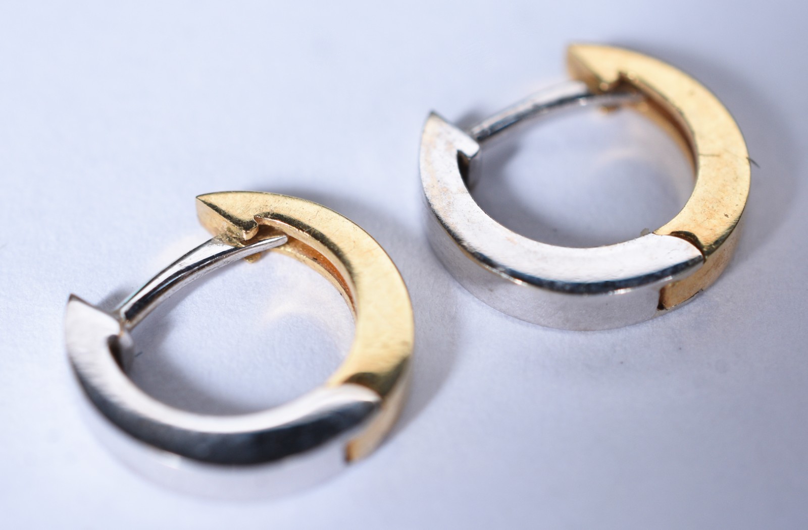 Par de brincos argolas de ouro 18 k e ouro branco (Por motivos de... - foto 2 de 4