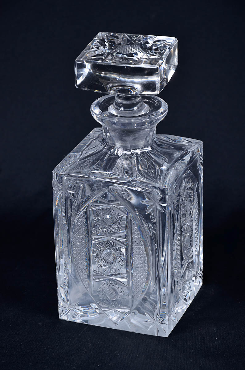 Garrafa de cristal lapidado quadrangular. Alt. 23 cm.