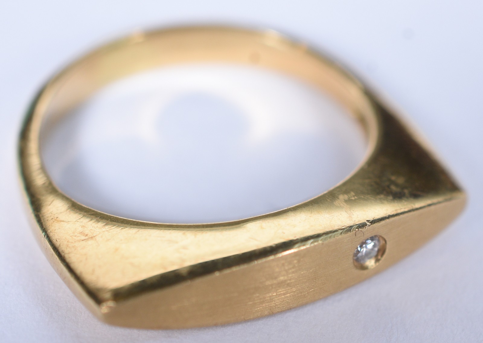 Anel de ouro 18k com um brilhante, aro 12 (Por motivos de segurança a... - foto 1 de 6