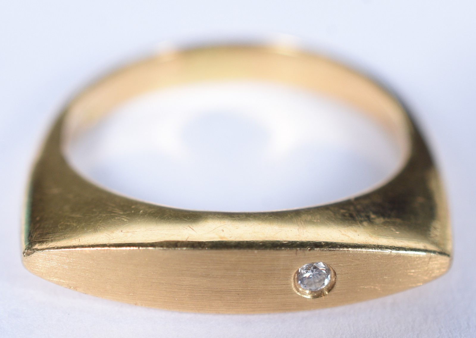 Anel de ouro 18k com um brilhante, aro 12 (Por motivos de segurança a... - foto 2 de 6
